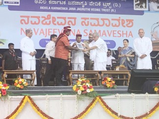 The Governor of Karnataka handing over the Life Time Achievement award for SUD prevention and Management