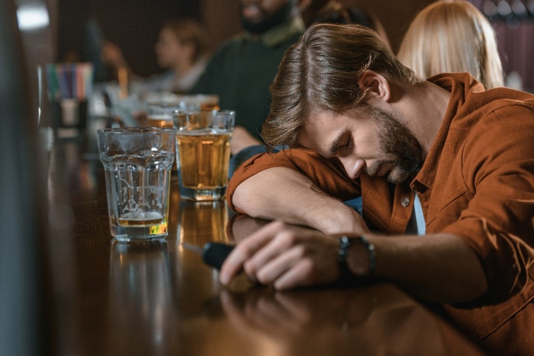 O perigo do álcool após um happy hour