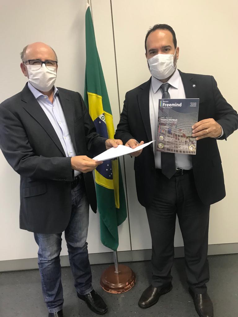 Paulo Martelli entrega a última edição da Revista Freemind ao Dr. Quirino Cordeiro, Secretário Nacional de Cuidados e Prevenção às Drogas