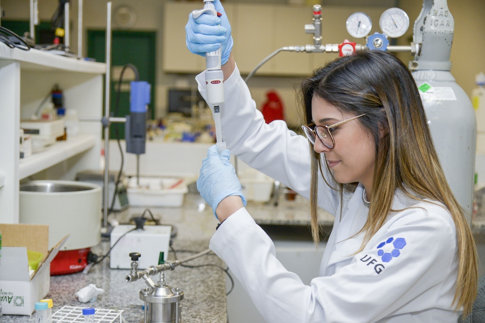 Sarah Rodrigues Fernandes desenvolveu a pesquisa no Mestrado em Ciências Farmacêuticas da UFG (Foto: Pedro Gabriel)