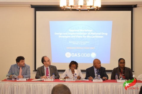 Vice-Presidente do Conselho Nacional de drogas, D. Michael Morton (2º bem) agradeceu a funcionários da CARICOM, a OAS e a UE