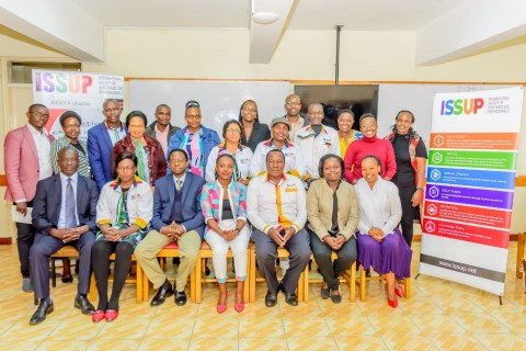 أعضاء من ISSUP كينيا مع الدكتور كارانجا من وزارة الصحة خلال اجتماع الجمعية العامة العادية 2019