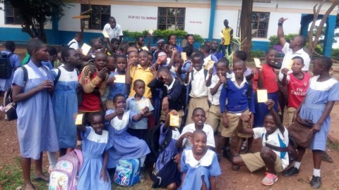 Členové Základní školy Smart Club Makerere COU