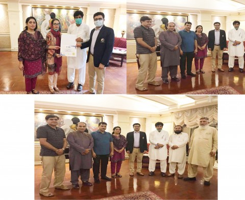 وقد عقد الرئيس إيسوب باكستان اجتماعا مع المديرين والأعضاء الذين وزعوا أيضا شهادات المعهد في فندق PC، لاهور - باكستان 