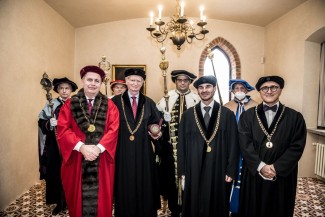 The rector of Charles University Tomáš Zima (in red) and fellow colleagues pose with Professor Thomas Babor (to the right of the rector).