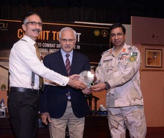 DG ANF, Pakistan presenting a shield to Syed Zulfiqar Hussain 
