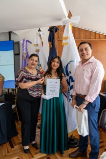 Entrega de diplomas y reconocimientos por el cierre