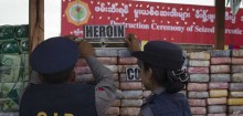 VOA - Los agentes de policía de Myanmar inspeccionan las drogas incautadas durante una ceremonia de destrucción de estupefacientes incautados en las afueras de Rangún, Myanmar, el lunes 26 de junio de 2017.