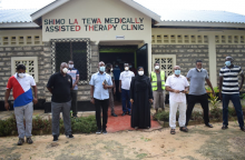 Oficial De Salud del Condado de Mombasa, Comandante de Prisiones de Costa y socios de las Organizaciones de la Sociedad Civil antes del inicio de la puesta en funcionamiento de la clínica Shimo La Tewa en Mombasa