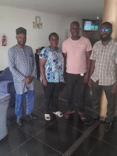 Funcionarios de ISSUP Gambia posan para fotos con el coordinador de ISSUP Kaduna